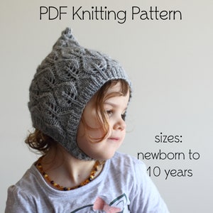 Könnte beinhalten: Eine graue Strickmütze mit spitzer Spitze und strukturiertem Blättermuster. Der Hut ist für die Größen Neugeborene bis 10 Jahre konzipiert. Der Text "PDF Knitting Pattern" steht oben.