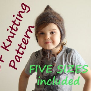 Könnte beinhalten: Ein PDF-Strickmuster für eine braune Kapuze mit fünf Größen. Das Muster wird mit einem Kind gezeigt, das die Kapuze trägt.