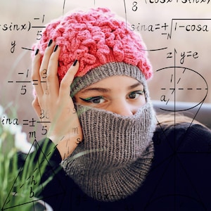 Puede incluir: Una mujer con un gorro de punto rosa y una bufanda de punto gris mira a la cámara. Está rodeada de ecuaciones y fórmulas matemáticas escritas a mano.