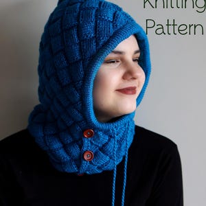 Puede incluir: Un patrón de tejido de punto PDF para un cuello con capucha azul con un patrón de punto tejido y dos botones marrones.