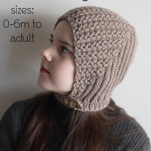 Może przedstawiać: Brązowy wełniany kapelusz z kapturem i guzikami. Kapelusz nosi osoba z długimi brązowymi włosami. Tekst "PDF Knitting Pattern" i "sizes: 0-6m to adult" jest widoczny w górnej części obrazu.