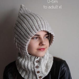 Peut inclure: Ensemble cagoule et col tricoté gris clair avec fermeture boutonnée. La cagoule a un sommet pointu et est côtelée. Le col a quatre boutons. Le texte "PDF Knitting Pattern" et la gamme de tailles "0-6m to adult xl" sont visibles.
