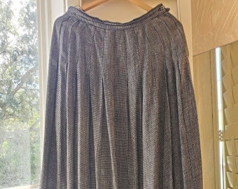 On Sale! Soft Tweed Skirt by Significance! Pleated. Black & White. Textured Rayon-Silk Blend.  Size 12.