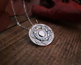 Mandala Charm - handgemachte Halskette mit Anhänger. Recycelter Silberschmuck