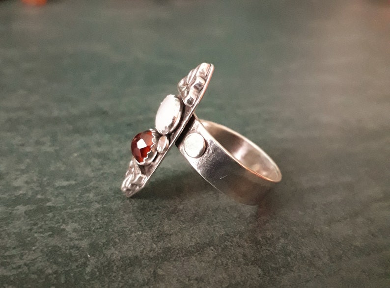 Red Garnet and Mother of Pearl Boho Gemstone Ring Size S3/4 T image 4