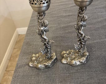 Juego de 2 candelabros de metal con forma de Cupido