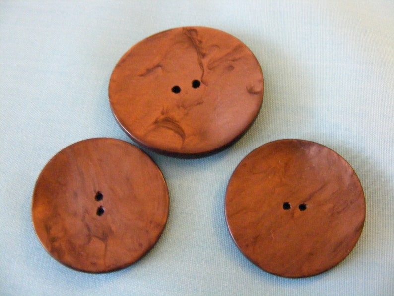 Scrapbooking Shell Shaped Marbled Brown Buttons 33mm /& 22mm Vintage Curved Early Plastic Buttons Beach Crafts Brown Buttons Sewing