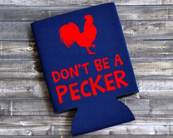 Può includere: Porta lattina blu navy con grafica di gallo rosso e la scritta "DON'T BE A PECKER". Il porta lattina è realizzato in un materiale morbido e isolante ed è progettato per mantenere fresche le bevande.
