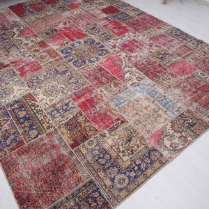 K&ouml;nnte beinhalten: Ein Patchwork-Teppich mit verschiedenen Farben und Mustern, darunter Rot, Blau und Beige. Der Teppich besteht aus verschiedenen Stoffst&uuml;cken, die zusammengen&auml;ht wurden.