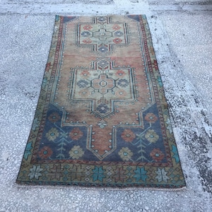 Wool vintage rug / anatolian rug / turkish rug / area rug / turkey rug / oushak rug / handknotted rug / bohemian rug / 2.8 x 5.5 ft. / DK537