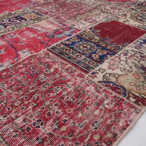 K&ouml;nnte beinhalten: Ein Patchwork-Teppich mit verschiedenen Farben und Mustern, darunter Rot, Blau und Beige. Der Teppich besteht aus verschiedenen Stoffst&uuml;cken, die zusammengen&auml;ht wurden.
