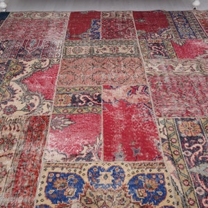 K&ouml;nnte beinhalten: Ein Patchwork-Teppich mit verschiedenen Farben und Mustern, darunter Rot, Blau und Beige. Der Teppich besteht aus verschiedenen Stoffst&uuml;cken, die zusammengen&auml;ht wurden.