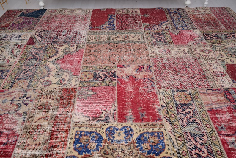 K&ouml;nnte beinhalten: Ein Patchwork-Teppich mit verschiedenen Farben und Mustern, darunter Rot, Blau und Beige. Der Teppich besteht aus verschiedenen Stoffst&uuml;cken, die zusammengen&auml;ht wurden.