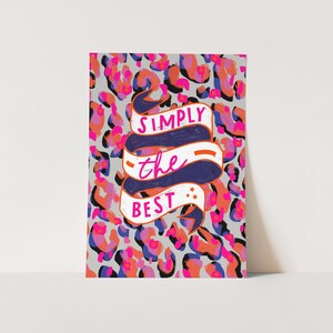 Puede incluir: Una tarjeta gris y blanca con un fondo de estampado de leopardo rosa y azul. Una pancarta blanca con el texto "SIMPLY the BEST" en letras rosa y azul está en la tarjeta.