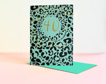 Könnte beinhalten: Eine türkisfarbene Karte mit einem schwarzen und goldenen Leopardenmuster. Die Zahl "40" ist in Gold in einen Kreis geschrieben. Der Text "Time to Celebrate!" ist in Schwarz um den Kreis herum geschrieben.