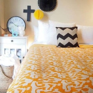 Gelbe Ikat Kantha Quilt, handgefertigte indische Tagesdecke