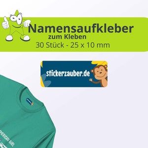 Könnte beinhalten: Grün-gelbe Sticker-Tafel mit einem Cartoon-Stern-Charakter, der den Daumen nach oben hält. Die Tafel sagt "Namensaufkleber zum Kleben 30 Stück - 25 x 10 mm". Ein separater blauer und gelber Sticker mit einem Affen-Charakter sagt "stickerzauber.de".