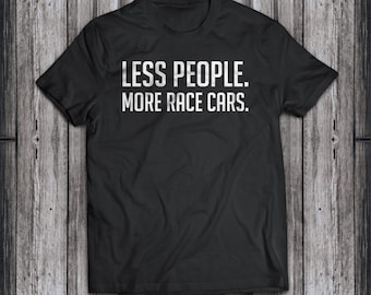 Färre människor fler racerbilar, present till make, present till honom, racingtröja, racerbilsfödelsedag, NASCAR, dirt track, dragracing, racingtröjor