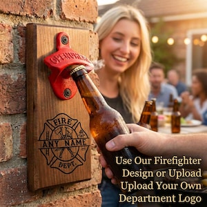 K&ouml;nnte beinhalten: Ein wandmontierter Flaschen&ouml;ffner aus Holz mit einem roten Gusseisen-&Ouml;ffner und einem schwarzen Feuerwehr-Emblem mit der Aufschrift FIRE ANY NAME DEPT. Die rechteckige Holzplatte ist an einer Ziegelwand befestigt und dient zum &Ouml;ffnen einer braunen Glasflasche.