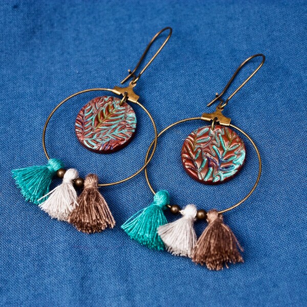 boucles d'oreilles, collection "Rebecca",  en pate polymère, couleur bronze et turquoise, sur anneau avec pompons