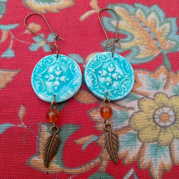 Boucles d'oreilles, collection "Coachella", en pâte polymère effet céramique, turquoise avec une plume couleur bronze