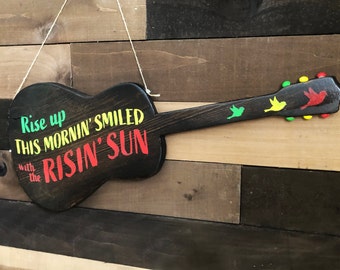 Letrero de guitarra de madera recuperada "Three Little Birds" de Bob Marley