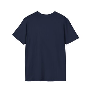 Puede incluir: Una camiseta lisa de color azul marino con mangas cortas.