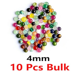 Puede incluir: Un conjunto de pequeñas cuentas redondas y coloridas en varios colores, incluyendo verde, amarillo, rojo y azul. Las cuentas tienen aproximadamente 4 mm de diámetro. El texto en la imagen dice "4mm 10 Pcs Bulk".