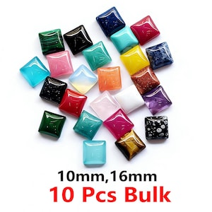 Peut inclure: Un assortiment de perles de pierres précieuses carrées de différentes couleurs, dont le bleu, le vert, le rouge et le jaune. Les perles mesurent 10 mm et 16 mm. Le texte "10mm, 16mm 10 Pcs Bulk" est affiché en bas de l'image.