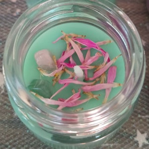 Clover by the Barn Candela profumata con cristalli e fiori per manifestare incantesimi (2oz)