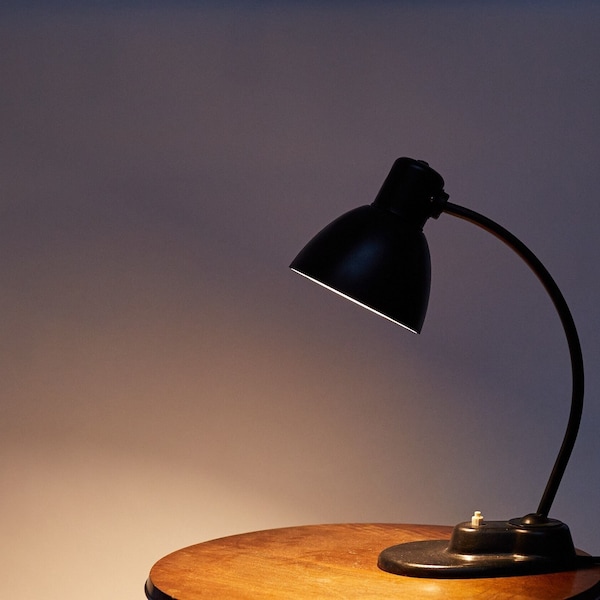 Marianne Brandt for Kandem. Black, painted Bauhaus lamp from the 1930s. Stylish metal base. Restored lamp/electrics.
