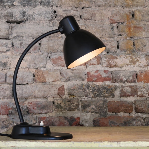 Marianne Brandt design for Kandem. Black, painted Bauhaus lamp from the 1930s. Stylish metal base. Restored lamp/electrics.