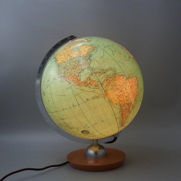 Globe en verre plaqué main JRO datant des années 1950. Grande version : environ 43 cm, avec piètement en chêne massif en métal. Globe et électricité restaurés.