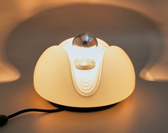 Lámpara de mesa Peill&Putzler "White Wave" con elegante cuerpo de cristal opalino. Otorgado: Premio iF Design 1975. Lámpara y sistema eléctrico restaurados.