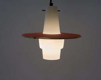 Plafondlamp "Saturnus" uit het Atoomtijdperk van de jaren vijftig. Opaalglas met metalen ring en baldakijn in oranje. Gerestaureerde lamp en elektra.