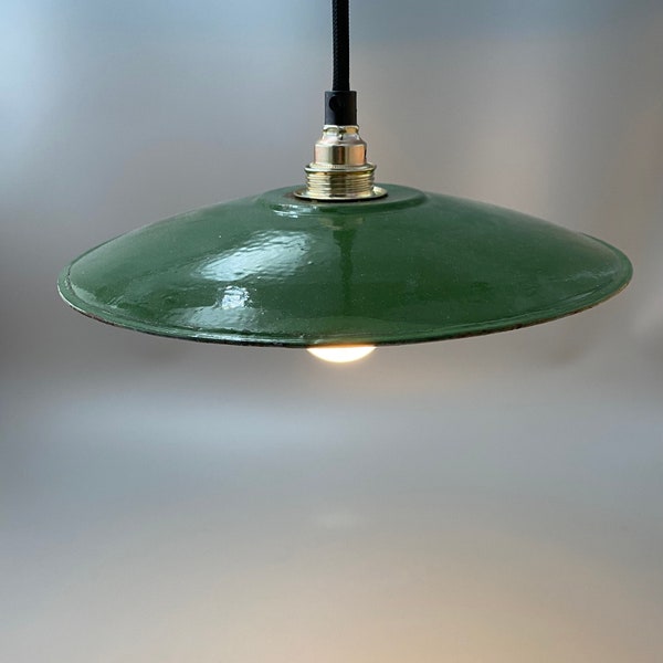 Pendelleuchte: "Flachstrahler" Mid-century  der 50er Jahre. Veredeltes, emailliertes Stahlblech in Moosgrün. Restaurierte Lampe/Elektrik.