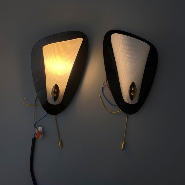 Feinste Fünfziger: Stil Novo Wandleuchten Paar (2 Stück) aus Acrylglas mit Goldakzenten und Zugschnur. Restaurierte Lampen und Elektrik.