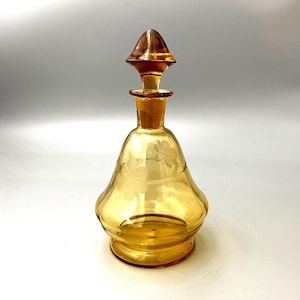 Crystal glass carafe, hand-blown vintage object. Hand-cut amber floral motifs. 1960s, mid-century modern.