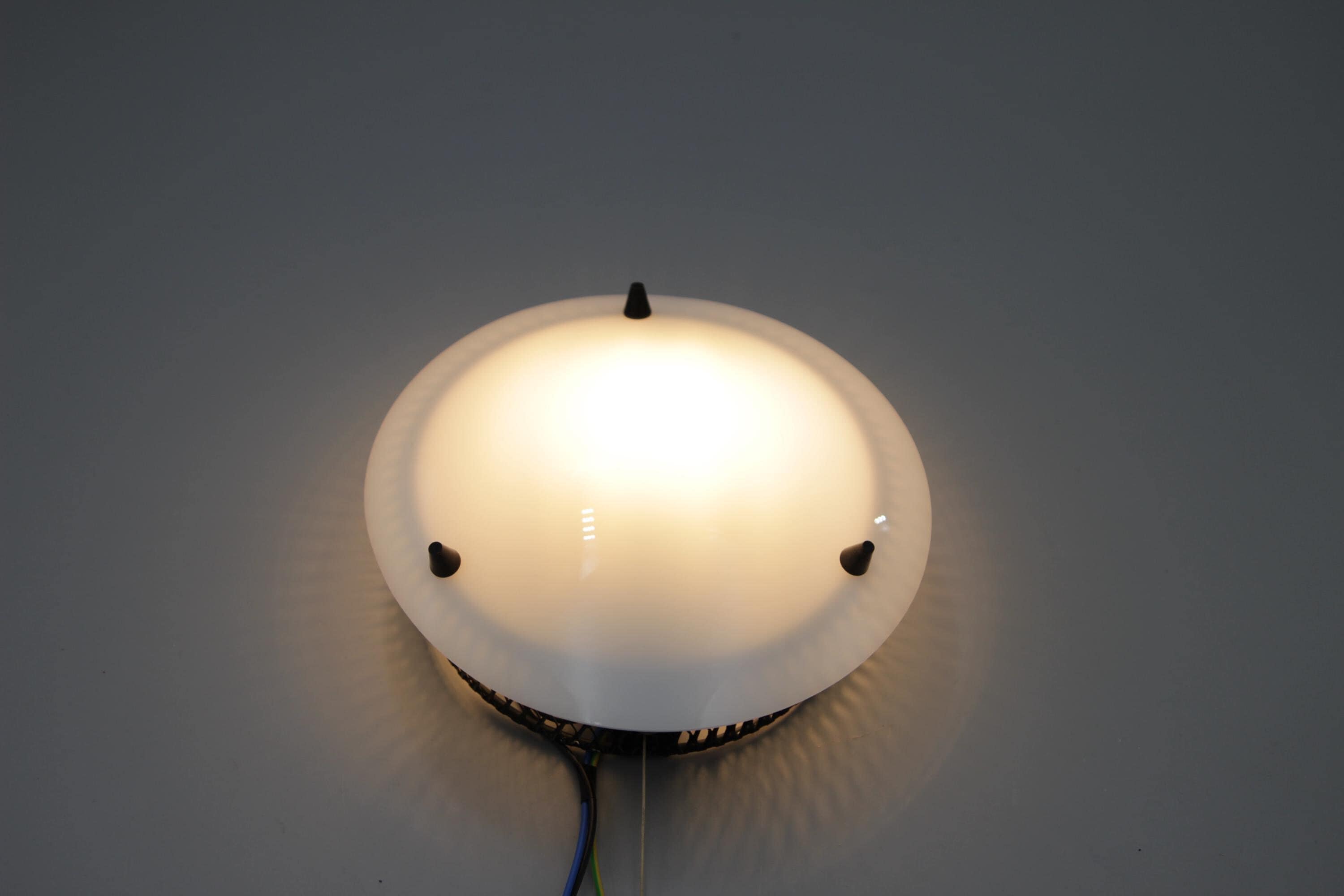 Round wall light in black/white made of acrylic * Bauhaus * 1950s * Mid-Century * Vintage