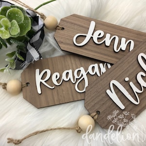 Etiquetas de madera con nombre personalizadas para cestas de regalo