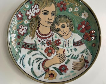 Plato de cerámica ucraniana vintage "Madre e hijo" de Hryhoriy Kichula, Fábrica de Cerámica y Escultura de Lviv (LKSF), decoración de pared pintada a mano.