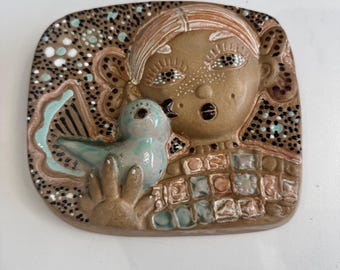 Placa de pared de cerámica ucraniana vintage | Niña con pájaro de LCSF | Relieve decorativo de mediados de siglo | Arte cerámico ucraniano