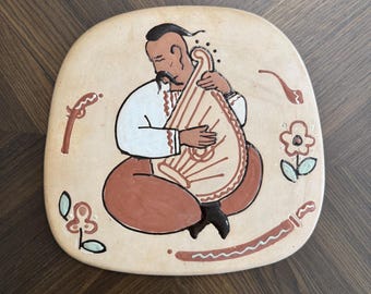 Plato de pared de arte popular ucraniano vintage - "Bardo cosaco" (Mamay cosaco con bandura) de Borys Horbalyuk para la fábrica de arte cerámico LKSF de Lviv, Bo