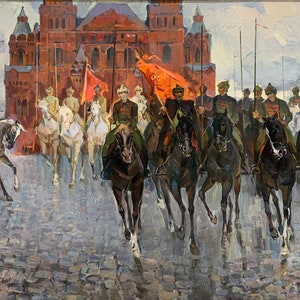 Puede incluir: Una pintura que representa a un grupo de soldados a caballo desfilando por una plaza de la ciudad. Los soldados visten uniformes rojos y negros y llevan banderas. El edificio del fondo es un edificio de ladrillo rojo con una torre. La escena se desarrolla en un día nublado.