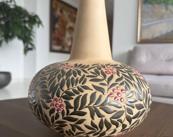 Jarrón vintage LKSF URSS | Arte cerámico moderno soviético de mediados de siglo | Adorno floral en relieve | Fábrica de porcelana de Leningrado coleccionable | 32 cm Ta