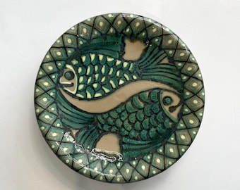 Plato de pared de cerámica LKSF vintage excepcional (25 cm) | Cerámica artística ucraniana de la URSS | Diseño en relieve de dos peces | Plato esmaltado verde esmeralda