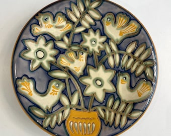 Plato de pared ucraniano vintage de 37 cm | Fábrica de cerámica LKSF de Lviv | Decoración de arte popular en mayólica | Plato de mediados de siglo con relieve de pájaros y flores