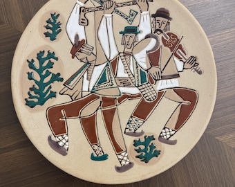 Plato de cerámica ucraniana de mediados de siglo | Músicos de danza hutsules de Petro Markovych (LKSF, c. década de 1960) | Decoración de pared, 36 cm