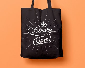 ¡La biblioteca está abierta! / RuPauls' Drag Race / Tote Bag / Book Bag