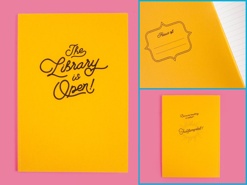 Puede incluir: Un conjunto de tres cuadernos amarillos. El primer cuaderno tiene el texto "The Library is Open!" en escritura negra. El segundo cuaderno tiene una etiqueta que dice "Haus of" con l&iacute;neas para escribir. El tercer cuaderno tiene el texto "Because reading is what? Fundamental!"